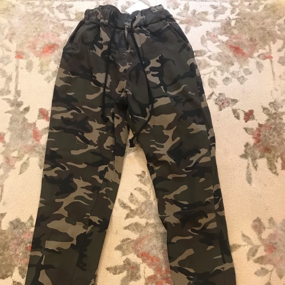 Baggy camo pants